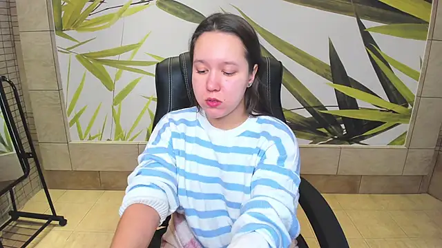 Snapshot of Mira_Karter chatting on December 8, 4:35 am Mira Karter online show from December 8, 4:35 am