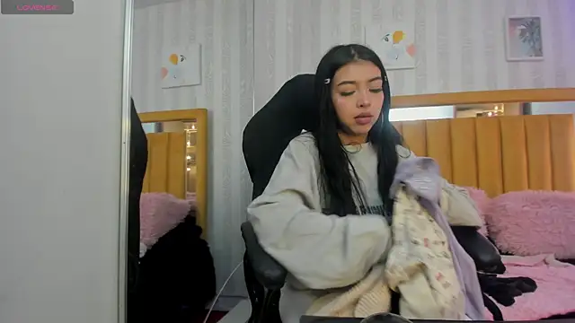 Snapshot of pettit_courtny chatting on October 1, 8:15 pm pettit courtny online show from October 1, 8:15 pm