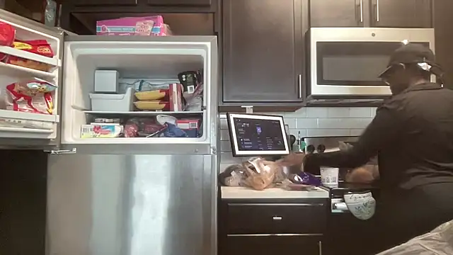 Snapshot of AveryJ99 chatting on April 11, 2:43 pm AveryJ99 online show from April 11, 2:43 pm