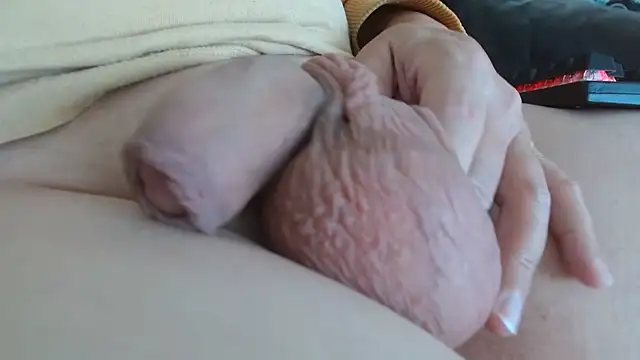 Snapshot of Heracles00 chatting on October 22, 12:27 pm Heracles00 online show from October 22, 12:27 pm