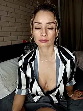 Snapshot of Loly_Horny chatting on May 7, 1:44 am Loly Horny online show from May 7, 1:44 am