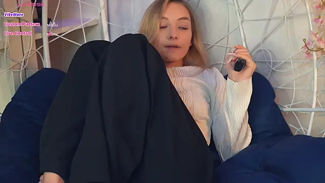 Snapshot of FlairCunard chatting on December 1, 10:43 pm FlairCunard online show from December 1, 10:43 pm