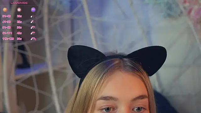 Snapshot of FlairCunard chatting on December 14, 10:18 pm FlairCunard online show from December 14, 10:18 pm