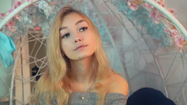 Snapshot of FlairCunard chatting on December 20, 2:49 pm FlairCunard online show from December 20, 2:49 pm