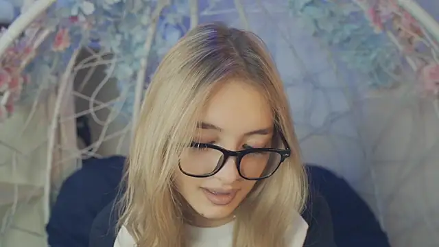 Snapshot of FlairCunard chatting on January 1, 5:44 pm FlairCunard online show from January 1, 5:44 pm