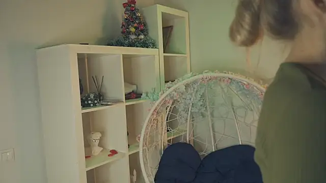 Snapshot of FlairCunard chatting on January 3, 12:00 am FlairCunard online show from January 3, 12:00 am