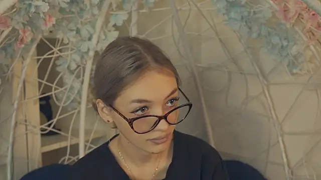 Snapshot of FlairCunard chatting on January 4, 2:46 pm FlairCunard online show from January 4, 2:46 pm