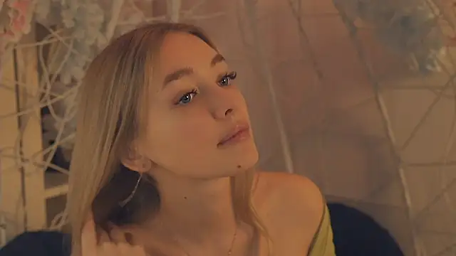 Snapshot of FlairCunard chatting on January 7, 8:52 pm FlairCunard online show from January 7, 8:52 pm