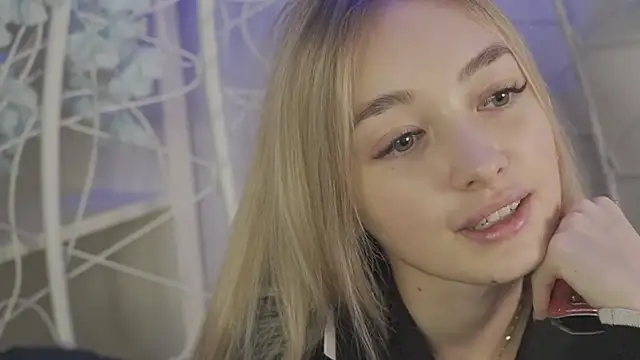 Snapshot of FlairCunard chatting on January 11, 8:43 pm FlairCunard online show from January 11, 8:43 pm