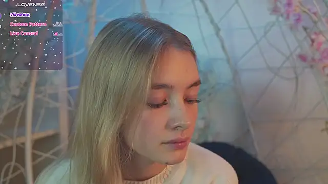 Snapshot of FlairCunard chatting on February 1, 12:18 am FlairCunard online show from February 1, 12:18 am