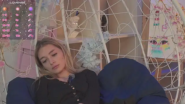 Snapshot of FlairCunard chatting on February 19, 12:46 am FlairCunard online show from February 19, 12:46 am