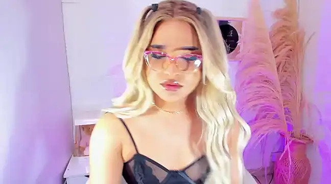 Snapshot of Elody_Preysler69 chatting on December 12, 5:20 am Elody Preysler69 online show from December 12, 5:20 am