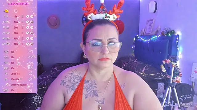 Snapshot of Ivonnee__ chatting on December 22, 8:27 am Ivonnee online show from December 22, 8:27 am