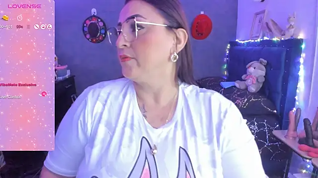 Snapshot of Ivonnee__ chatting on January 12, 2:35 am Ivonnee online show from January 12, 2:35 am