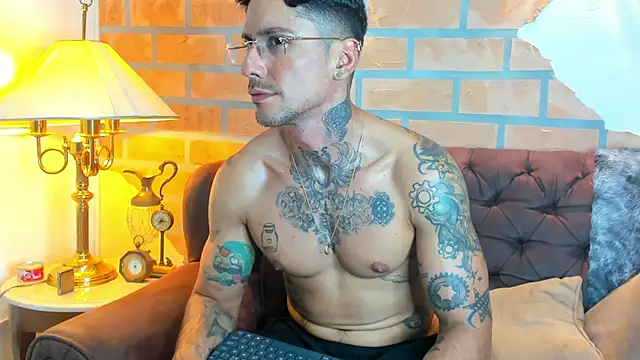 Snapshot of Dylanstonne chatting on January 29, 2:40 am Dylanstonne online show from January 29, 2:40 am