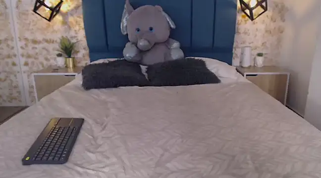Snapshot of July_gh chatting on December 6, 11:57 pm July gh online show from December 6, 11:57 pm