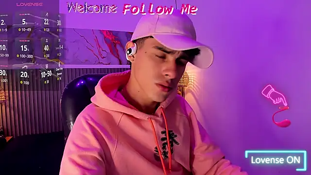 Snapshot of Dyla_n18 chatting on July 12, 8:33 pm Dyla n18 online show from July 12, 8:33 pm