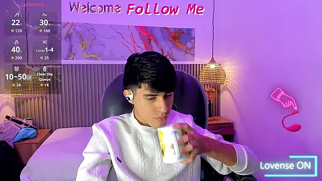Snapshot of Dyla_n18 chatting on August 3, 8:45 pm Dyla n18 online show from August 3, 8:45 pm