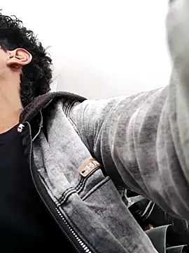 Snapshot of alexander32r chatting on September 15, 6:08 pm alexander32r online show from September 15, 6:08 pm