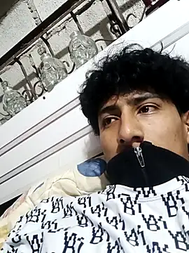 Snapshot of alexander32r chatting on October 13, 4:23 am alexander32r online show from October 13, 4:23 am