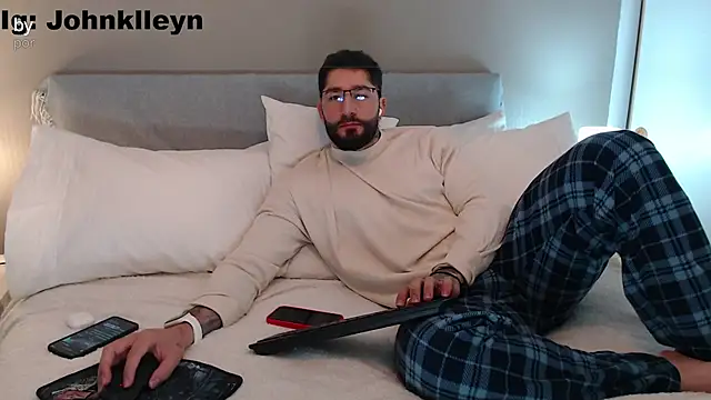 Snapshot of jonhklleyn chatting on June 5, 8:03 pm jonhklleyn online show from June 5, 8:03 pm