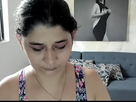 Snapshot of alinabozz1 chatting on June 6, 9:41 pm alinabozz1 online show from June 6, 9:41 pm