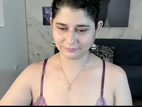 Snapshot of alinabozz1 chatting on June 12, 5:17 am alinabozz1 online show from June 12, 5:17 am