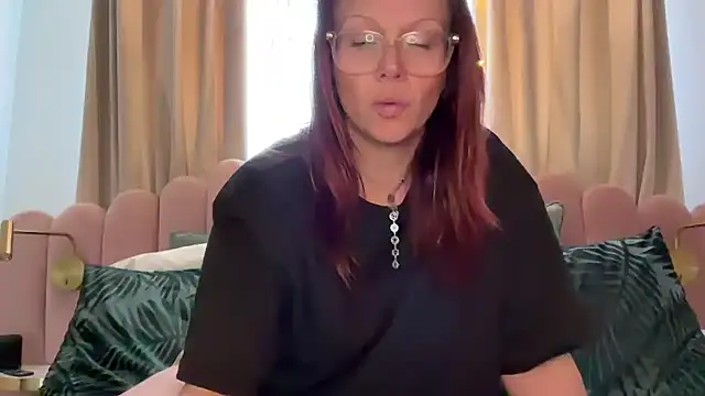 Snapshot of MelodyRoseUk chatting on March 4, 10:43 am MelodyRoseUk online show from March 4, 10:43 am