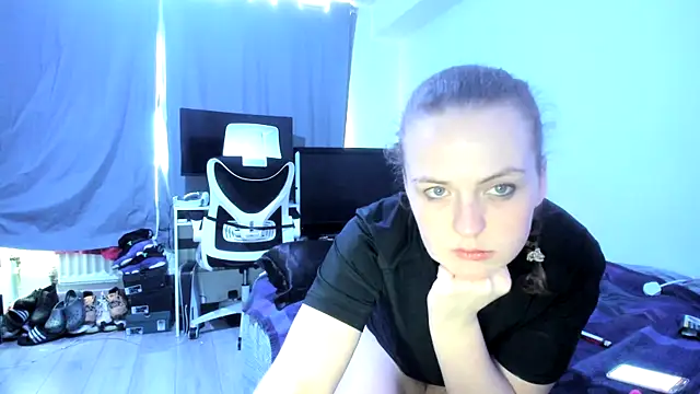 Snapshot of ENGLISHEMILY_69 chatting on January 22, 1:42 pm ENGLISHEMILY 69 online show from January 22, 1:42 pm