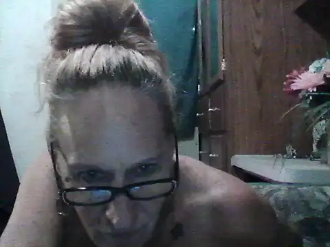 Snapshot of mistresszoila chatting on December 15, 4:17 am mistresszoila online show from December 15, 4:17 am