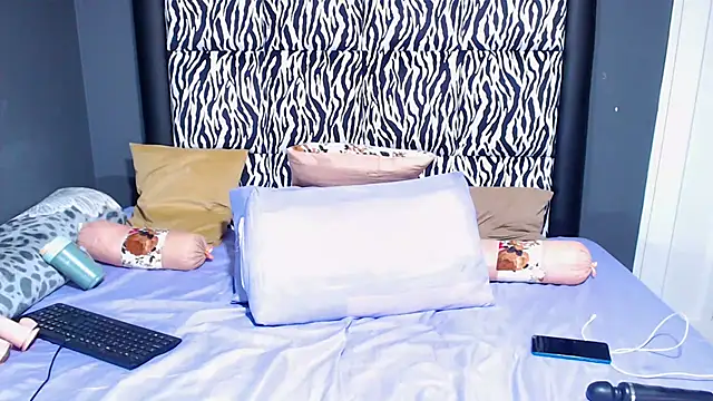 Snapshot of KinkyTall85 chatting on February 25, 11:19 am KinkyTall85 online show from February 25, 11:19 am