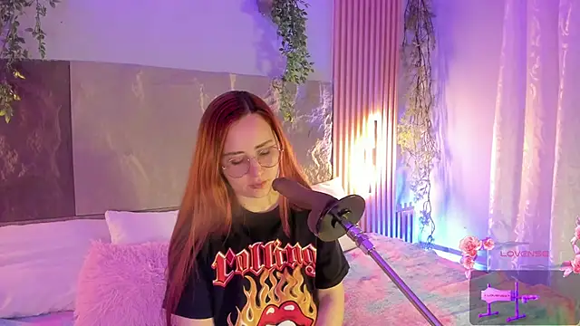 centaurigirl online show from February 6, 3:33 am