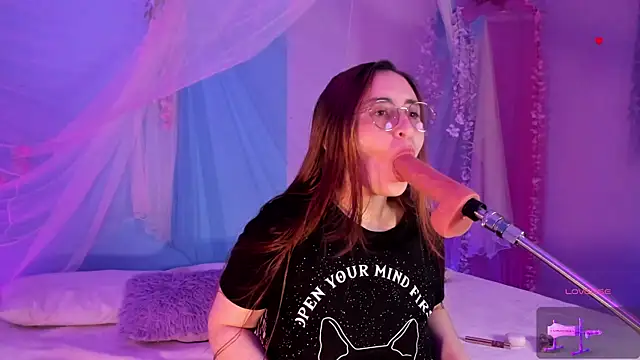 centaurigirl online show from April 25, 4:48 am