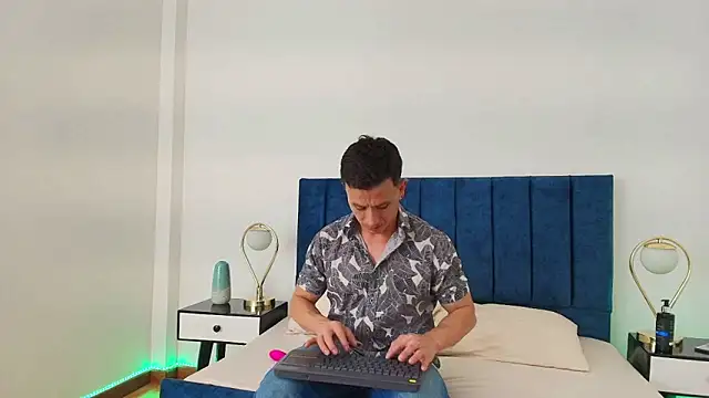 Snapshot of Andrewfalcon chatting on March 11, 7:14 pm Andrewfalcon online show from March 11, 7:14 pm