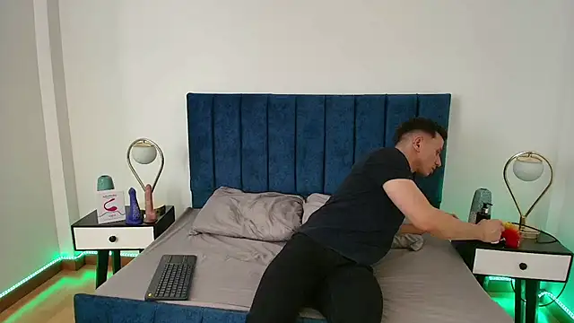 Snapshot of Andrewfalcon chatting on March 12, 7:17 pm Andrewfalcon online show from March 12, 7:17 pm