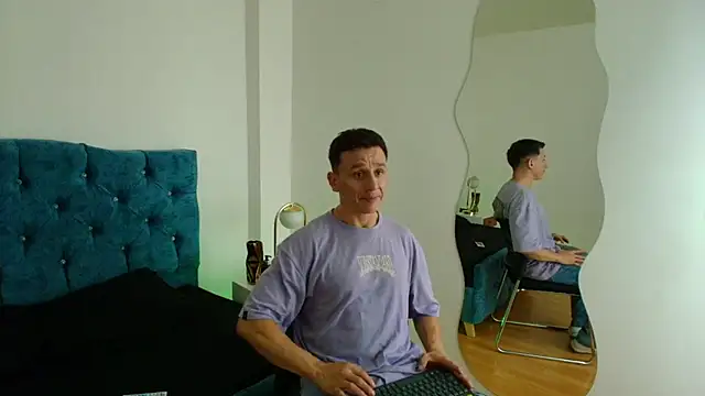 Snapshot of Andrewfalcon chatting on March 15, 7:05 pm Andrewfalcon online show from March 15, 7:05 pm