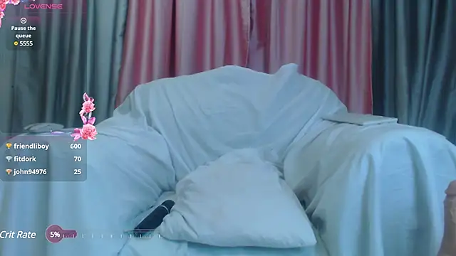 Snapshot of Petite_amor2 chatting on March 17, 10:06 pm Petite amor2 online show from March 17, 10:06 pm