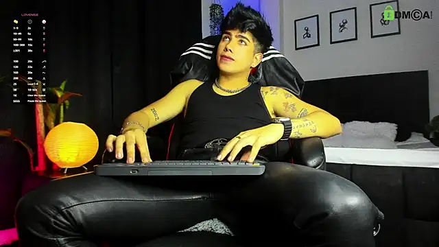 Snapshot of LyleBennett_ chatting on June 2, 2:13 am LyleBennett online show from June 2, 2:13 am