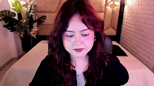 Snapshot of crimson_tati_ chatting on May 23, 5:23 am crimson tati online show from May 23, 5:23 am
