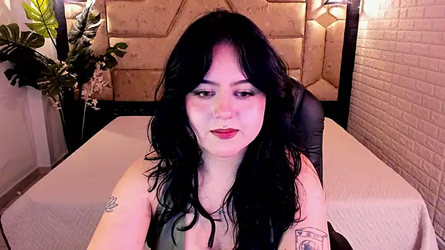 Snapshot of crimson_tati_ chatting on June 5, 5:14 am crimson tati online show from June 5, 5:14 am