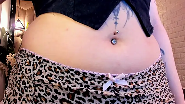 Snapshot of crimson_tati_ chatting on June 23, 12:14 pm crimson tati online show from June 23, 12:14 pm