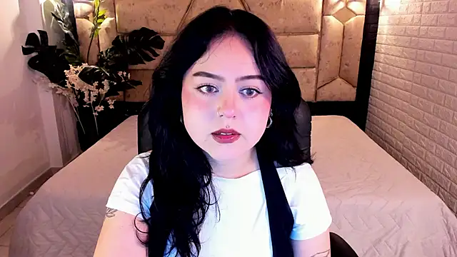 Snapshot of crimson_tati_ chatting on June 24, 11:31 am crimson tati online show from June 24, 11:31 am
