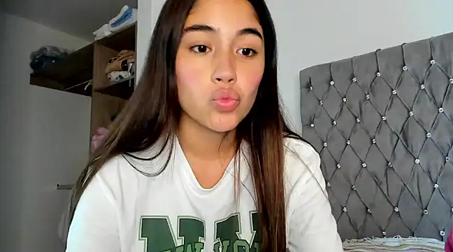 Snapshot of AriaMontgomery chatting on December 13, 12:42 am AriaMontgomery online show from December 13, 12:42 am