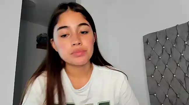 Snapshot of AriaMontgomery chatting on December 13, 3:49 am AriaMontgomery online show from December 13, 3:49 am