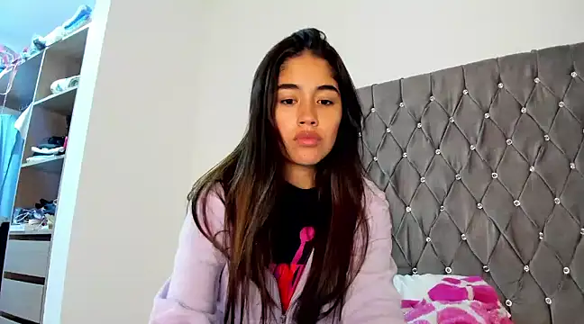 Snapshot of AriaMontgomery chatting on December 18, 5:15 am AriaMontgomery online show from December 18, 5:15 am