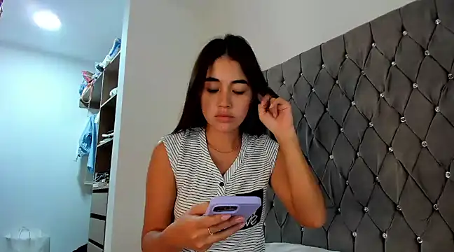 Snapshot of AriaMontgomery chatting on December 19, 7:40 pm AriaMontgomery online show from December 19, 7:40 pm