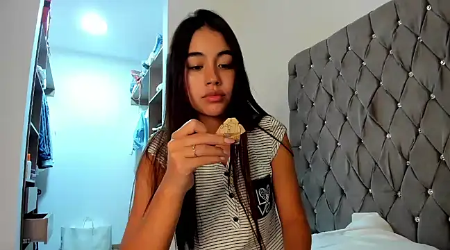 Snapshot of AriaMontgomery chatting on December 20, 12:52 am AriaMontgomery online show from December 20, 12:52 am