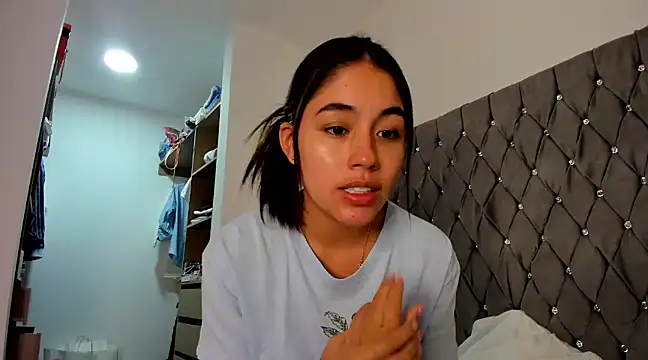 Snapshot of AriaMontgomery chatting on December 20, 7:44 am AriaMontgomery online show from December 20, 7:44 am