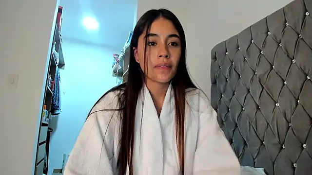 Snapshot of AriaMontgomery chatting on December 22, 6:17 am AriaMontgomery online show from December 22, 6:17 am