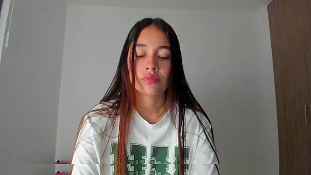 Snapshot of AriaMontgomery chatting on October 27, 3:43 am AriaMontgomery online show from October 27, 3:43 am